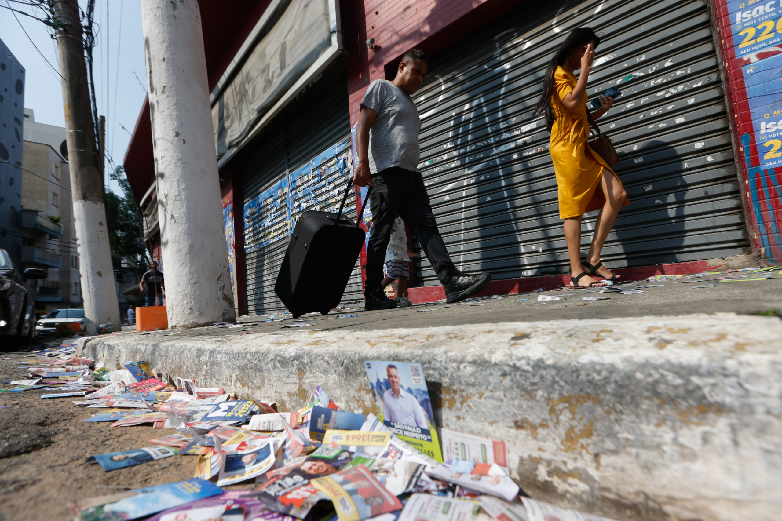 Aumenta a distância que nos separa da política