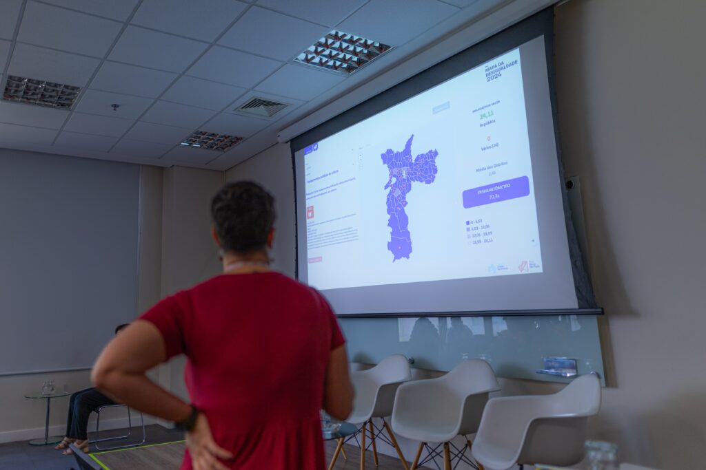 Clarice Cabral apresenta os resultados do Mapa da Desigualdade. São Paulo, 2024. Crédito: Fernando Martins